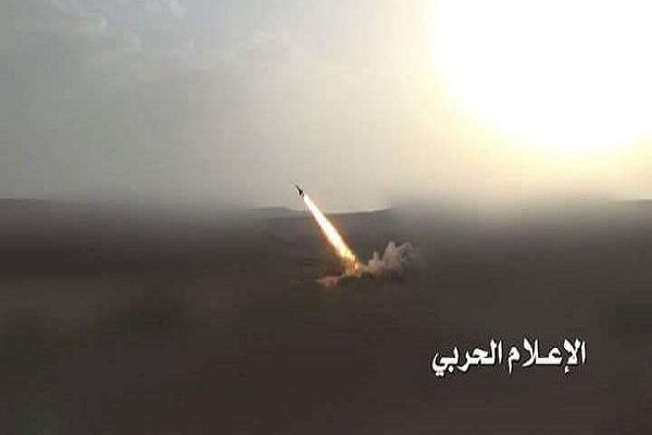ارتش یمن پایگاه گارد ملی عربستان را با موشک زلزال ۳ هدف قرار داد ارتش یمن پایگاه گارد ملی عربستان را با موشک زلزال ۳ هدف قرار داد