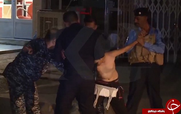 لحظه رعب آور جدا کردن کمربند انفجاری از نوجوان داعشی + تصاویر لحظه رعب آور جدا کردن کمربند انفجاری از نوجوان داعشی + تصاویر