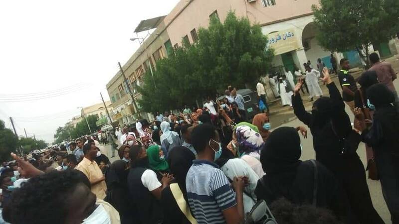 سودان یک ماه پس از تظاهرات گسترده مردمی/ عمرالبشیر: قدرت را به ارتش واگذار میکنم/ کشاندن مردم به خیابانها توطئه است + عکس سودان یک ماه پس از تظاهرات گسترده مردمی/ عمرالبشیر: قدرت را به ارتش واگذار میکنم/ کشاندن مردم به خیابانها توطئه است + عکس