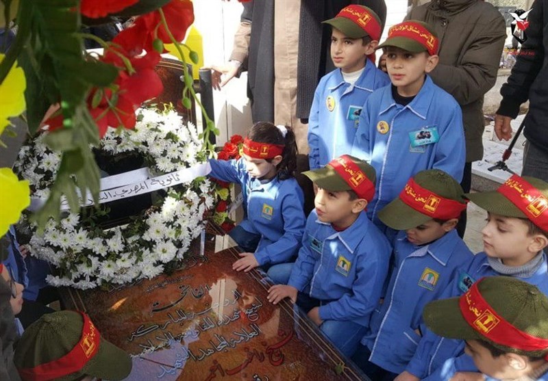 گلباران مزار "شیخ راغب حرب" در جنوب لبنان +عکس گلباران مزار “شیخ راغب حرب” در جنوب لبنان +عکس