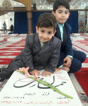 محمدطاها و محمدحسین فرزندان شهید مدافع حرم جمال رضی بر مزار پدر محمدطاها و محمدحسین فرزندان شهید مدافع حرم جمال رضی بر مزار پدر