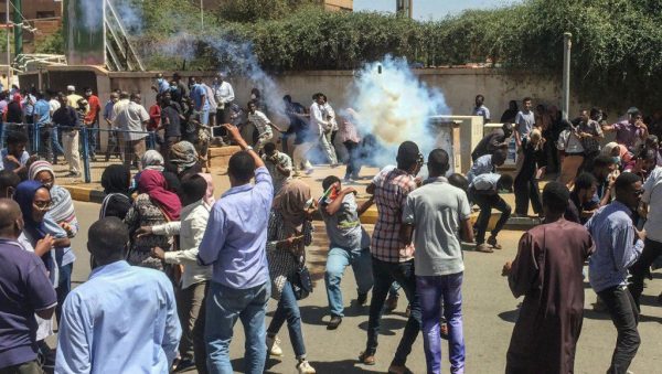 اخبار لحظه به لحظه سودان| بازداشت خانگی البشیر/ احتمال کودتای نظامی در سودان/ بازداشت ۱۰۰ شخصیت سیاسی و نظامی اخبار لحظه به لحظه سودان| بازداشت خانگی البشیر/ احتمال کودتای نظامی در سودان/ بازداشت ۱۰۰ شخصیت سیاسی و نظامی