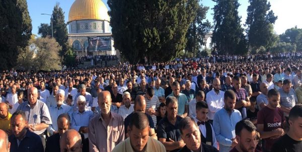 نماز عید قربان در قدس؛ حضور هزاران نمازگزار، حمله صهیونیستها و واکنش حماس نماز عید قربان در قدس؛ حضور هزاران نمازگزار، حمله صهیونیستها و واکنش حماس