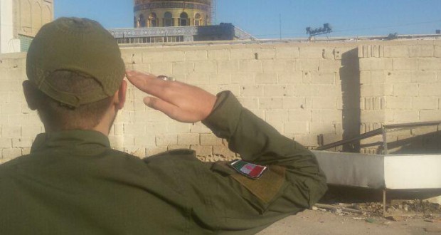 عکس / احترام رزمنده ایرانی به حرم حضرت زینب (س)