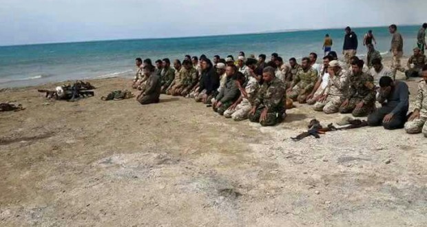 نماز جماعت رزمندگان سرایا السلام در کنار ساحل تازه آزاد شده دریاچه مهم الثرثار
