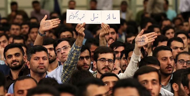 حاشیه‌های دیدار رمضانی دانشجویان با رهبر انقلاب/ از نگاه صمیمی و لبخند پدرانه رهبری تا ثبت یک لحظه بیادماندنی