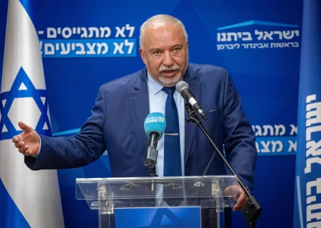 اعتراض لیبرمن به جهش قیمت بنزین در فلسطین اشغالی؛ «از فردا قیمت سوخت سر به فلک می‌کشد»