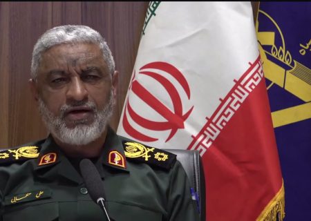 فرمانده نیروی دریایی سپاه: آمریکایی‌ها اگر فکر می‌کنند تنگۀ هرمز باز است نزدیک‌تر بیایند!
